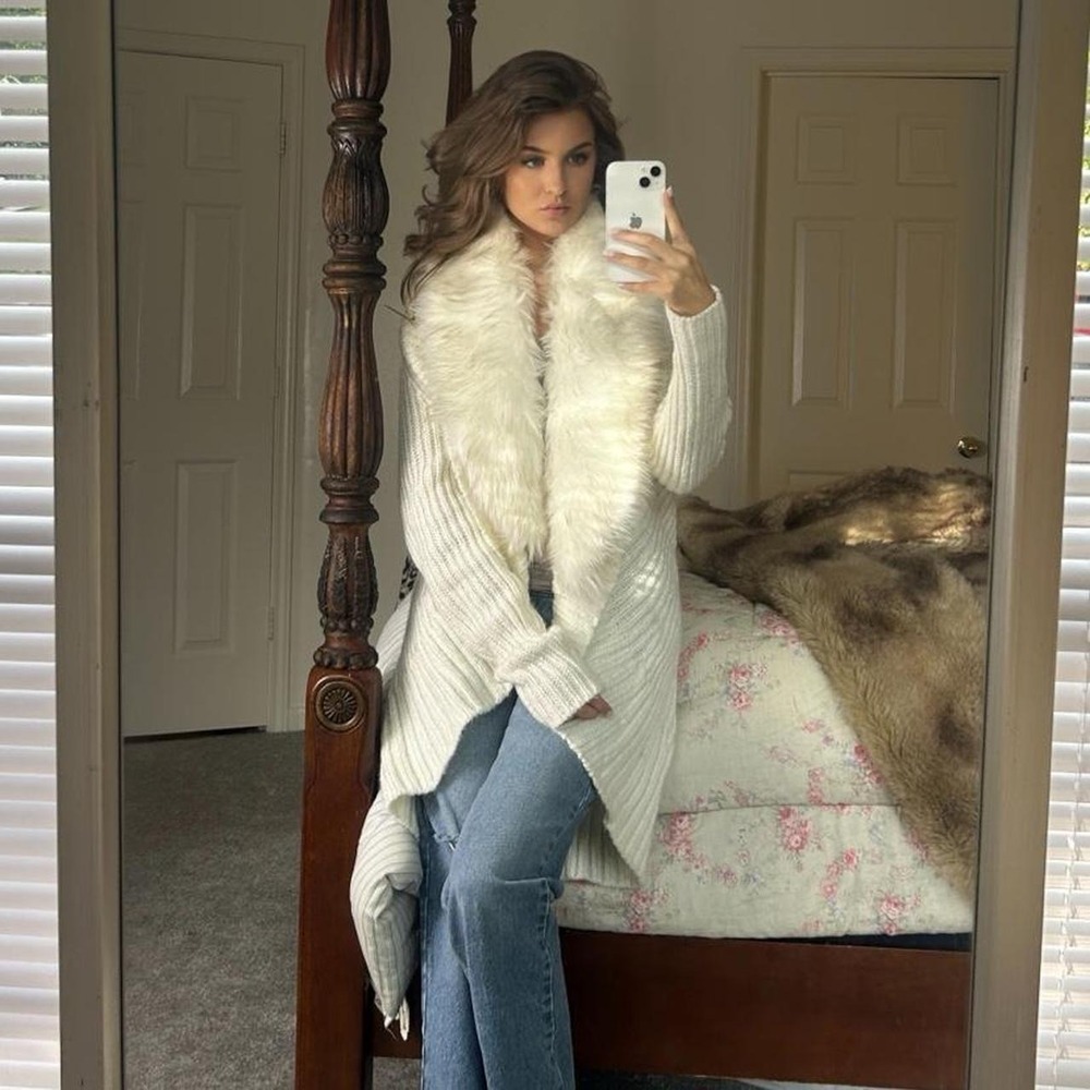 00s cream chunky knit cardigan with faux fur collar